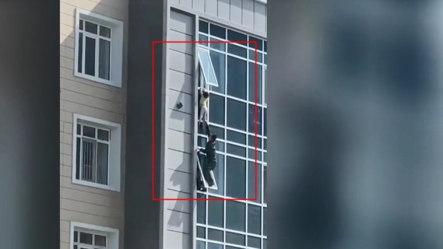 Người đàn ông đu người ngoài cửa sổ tầng 7 chung cư để cứu bé gái